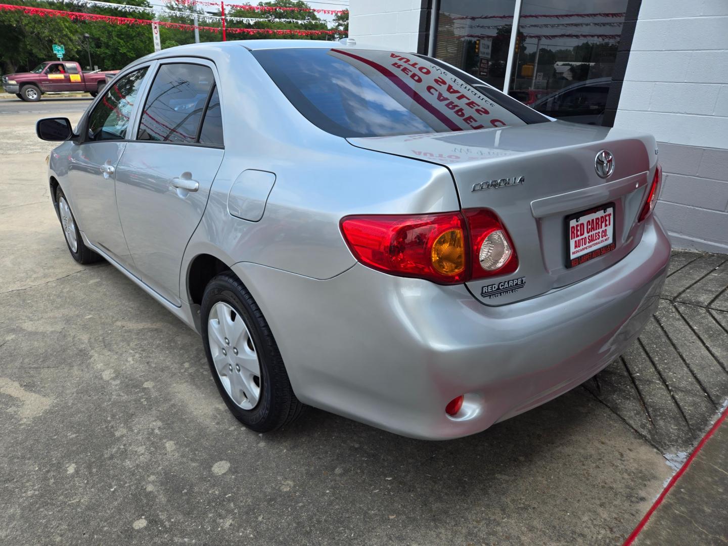 2009 SILVER Toyota Corolla (JTDBL40E599) with an 1.8L I4 F DOHC 16V engine, Automatic transmission, located at 503 West Court, Seguin, TX, 78155, (830) 379-3373, 29.568621, -97.969803 - Photo#3